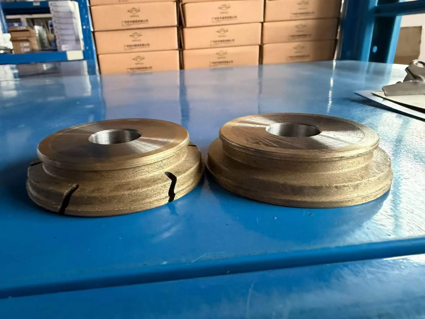 Side view of resin-bonded grinding wheels for ordinary abrasive applications