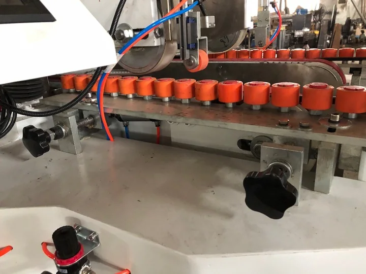 Infeed guide rollers on a glass double edging machine