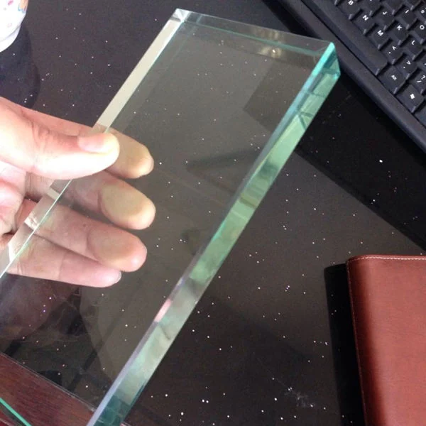 Chamfered glass edge produced on a straight-line glass edging machine